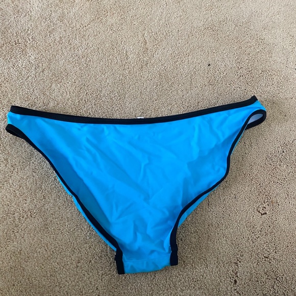 NEVER WORN triangl dupe bikini bottoms - Picture 2 of 2